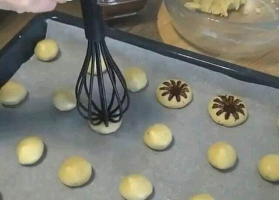 صور: كيف تقومي بنقش وتزيين كعك العيد بأفكار سهلة ومبتكرة وبأدوات متاحة بالمنزل صورة رقم 15 صور: كيف تقومي بنقش وتزيين كعك العيد بأفكار سهلة ومبتكرة وبأدوات متاحة بالمنزل صورة رقم 15