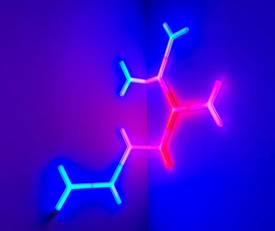 مصباح ذكي يحول الجدار إلى تركيب فني حي صورة رقم 3