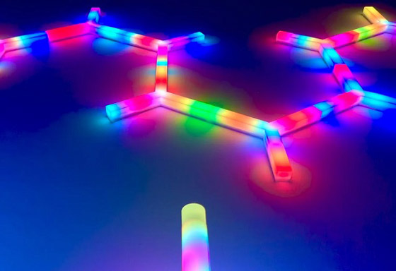 مصباح ذكي يحول الجدار إلى تركيب فني حي صورة رقم 6