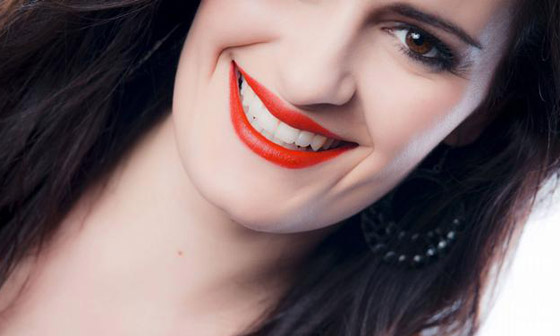 3 أخطاء ترتكبينها لدى وضع أحمر الشفاه يظهرك أكبر عمرا صورة رقم 1 3 أخطاء ترتكبينها لدى وضع أحمر الشفاه يظهرك أكبر عمرا صورة رقم 1