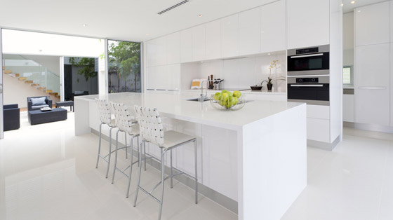 أفكار لجعل المطبخ الأبيض العصري يبدو أكثر جمالاً صورة رقم 1