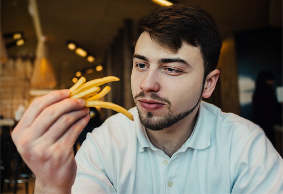 أيهما أفضل.. تناول الطعام باليد أم بالملعقة؟ حقائق يشرحها التاريخ والعلم صورة رقم 5