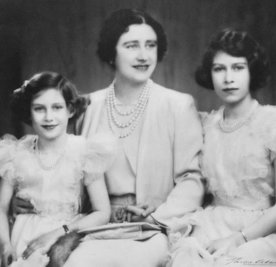 بالصور: جولة على مجوهرات الملكة إليزابيث المرصعة باللؤلؤ الخلاب صورة رقم 2 بالصور: جولة على مجوهرات الملكة إليزابيث المرصعة باللؤلؤ الخلاب صورة رقم 2