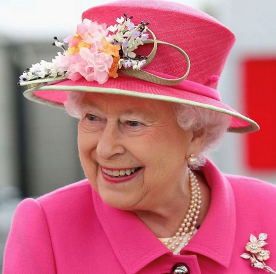 بالصور: جولة على مجوهرات الملكة إليزابيث المرصعة باللؤلؤ الخلاب صورة رقم 4 بالصور: جولة على مجوهرات الملكة إليزابيث المرصعة باللؤلؤ الخلاب صورة رقم 4