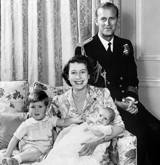 بالصور: جولة على مجوهرات الملكة إليزابيث المرصعة باللؤلؤ الخلاب صورة رقم 6 بالصور: جولة على مجوهرات الملكة إليزابيث المرصعة باللؤلؤ الخلاب صورة رقم 6