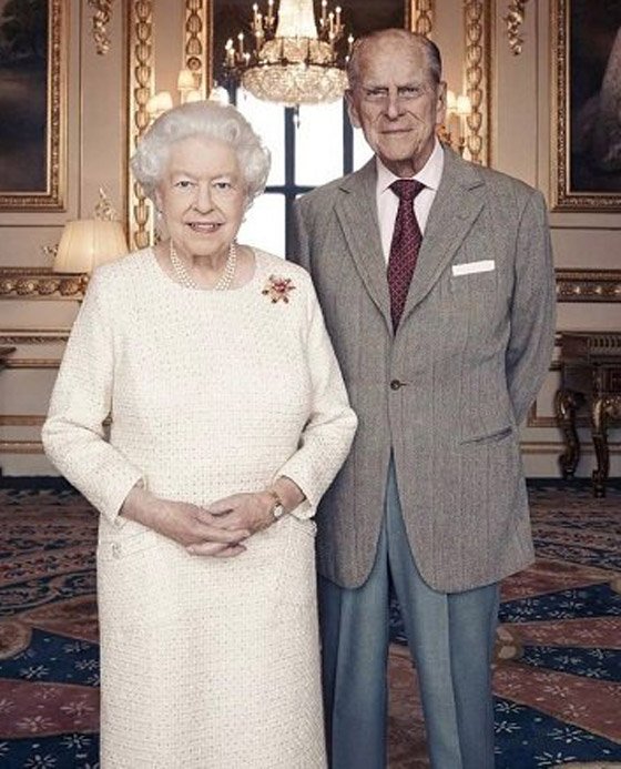 بالصور: جولة على مجوهرات الملكة إليزابيث المرصعة باللؤلؤ الخلاب صورة رقم 7 بالصور: جولة على مجوهرات الملكة إليزابيث المرصعة باللؤلؤ الخلاب صورة رقم 7