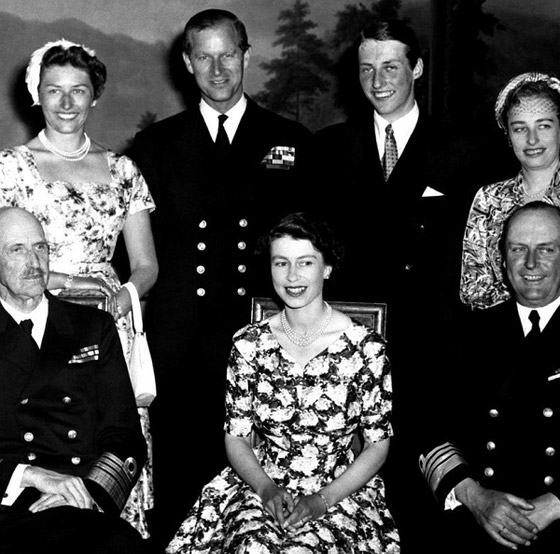 بالصور: جولة على مجوهرات الملكة إليزابيث المرصعة باللؤلؤ الخلاب صورة رقم 10 بالصور: جولة على مجوهرات الملكة إليزابيث المرصعة باللؤلؤ الخلاب صورة رقم 10