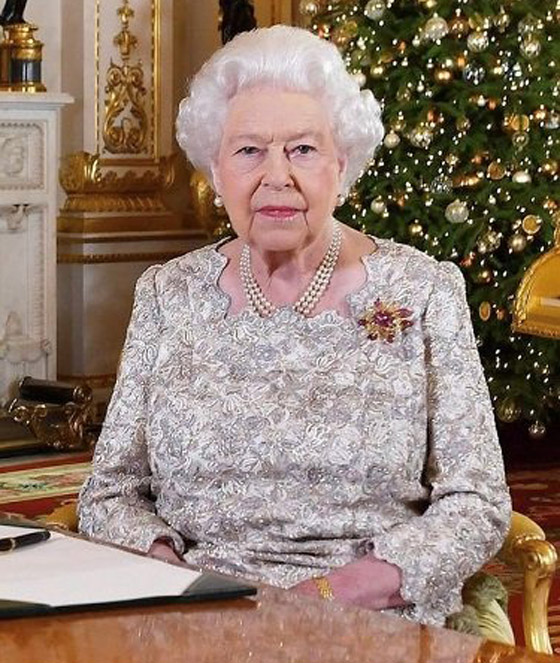 بالصور: جولة على مجوهرات الملكة إليزابيث المرصعة باللؤلؤ الخلاب صورة رقم 11 بالصور: جولة على مجوهرات الملكة إليزابيث المرصعة باللؤلؤ الخلاب صورة رقم 11