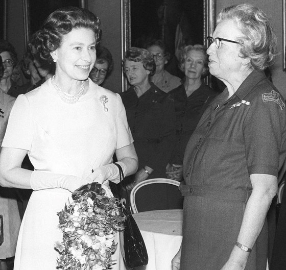 بالصور: جولة على مجوهرات الملكة إليزابيث المرصعة باللؤلؤ الخلاب صورة رقم 12 بالصور: جولة على مجوهرات الملكة إليزابيث المرصعة باللؤلؤ الخلاب صورة رقم 12