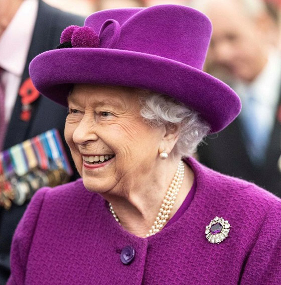 بالصور: جولة على مجوهرات الملكة إليزابيث المرصعة باللؤلؤ الخلاب صورة رقم 14 بالصور: جولة على مجوهرات الملكة إليزابيث المرصعة باللؤلؤ الخلاب صورة رقم 14