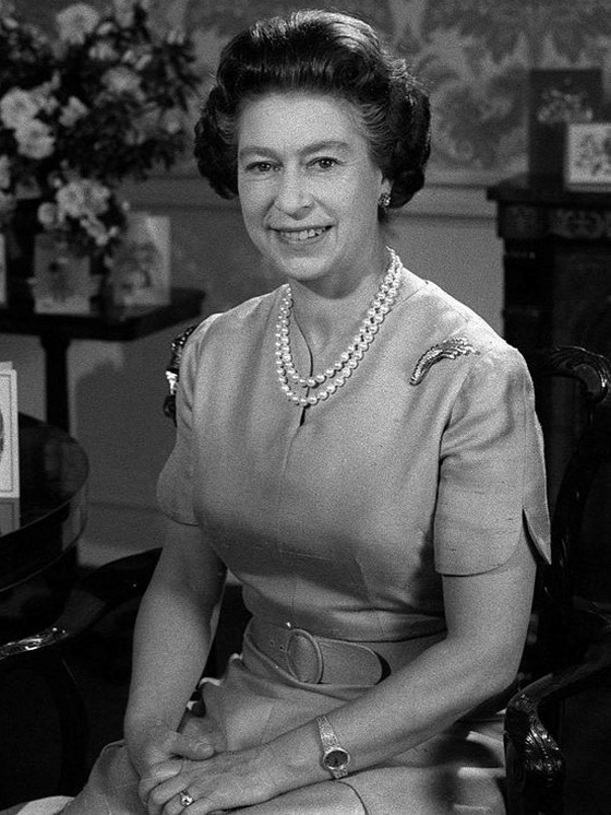 بالصور: جولة على مجوهرات الملكة إليزابيث المرصعة باللؤلؤ الخلاب صورة رقم 16 بالصور: جولة على مجوهرات الملكة إليزابيث المرصعة باللؤلؤ الخلاب صورة رقم 16