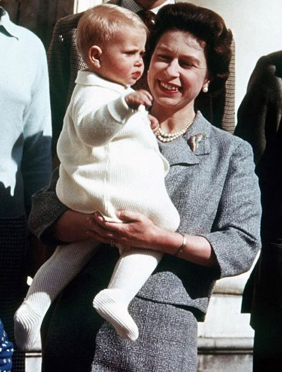 بالصور: جولة على مجوهرات الملكة إليزابيث المرصعة باللؤلؤ الخلاب صورة رقم 18 بالصور: جولة على مجوهرات الملكة إليزابيث المرصعة باللؤلؤ الخلاب صورة رقم 18