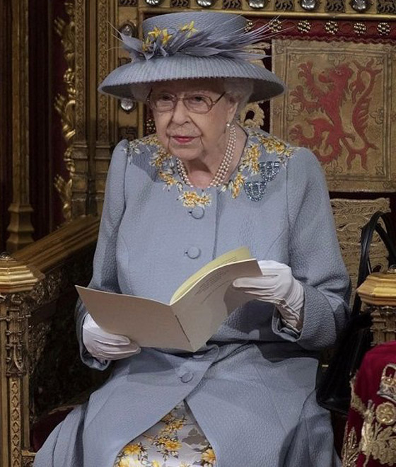 بالصور: جولة على مجوهرات الملكة إليزابيث المرصعة باللؤلؤ الخلاب صورة رقم 22 بالصور: جولة على مجوهرات الملكة إليزابيث المرصعة باللؤلؤ الخلاب صورة رقم 22