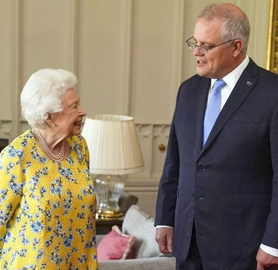 بالصور: جولة على مجوهرات الملكة إليزابيث المرصعة باللؤلؤ الخلاب صورة رقم 23 بالصور: جولة على مجوهرات الملكة إليزابيث المرصعة باللؤلؤ الخلاب صورة رقم 23