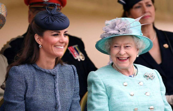 بالصور: جولة على مجوهرات الملكة إليزابيث المرصعة باللؤلؤ الخلاب صورة رقم 24 بالصور: جولة على مجوهرات الملكة إليزابيث المرصعة باللؤلؤ الخلاب صورة رقم 24