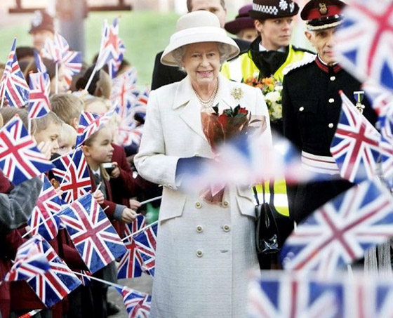 بالصور: جولة على مجوهرات الملكة إليزابيث المرصعة باللؤلؤ الخلاب صورة رقم 28 بالصور: جولة على مجوهرات الملكة إليزابيث المرصعة باللؤلؤ الخلاب صورة رقم 28