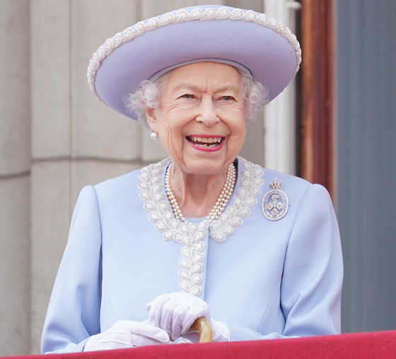 بالصور: جولة على مجوهرات الملكة إليزابيث المرصعة باللؤلؤ الخلاب صورة رقم 1 بالصور: جولة على مجوهرات الملكة إليزابيث المرصعة باللؤلؤ الخلاب صورة رقم 1