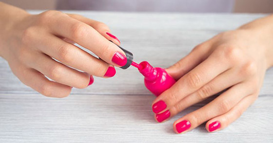 موضة صيف 2022.. الألوان القوية تتربع على عرش طلاء الأظافر صورة رقم 4