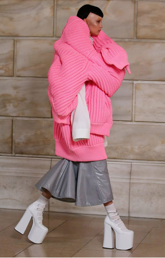 إطلالة غريبة لعارضتي الأزياء الفلسطينيتين جيجي وبيلا حديد: حليقتا الرأس وبحواجب بيضاء!! صور فيديو! صورة رقم 7 إطلالة غريبة لعارضتي الأزياء الفلسطينيتين جيجي وبيلا حديد: حليقتا الرأس وبحواجب بيضاء!! صور فيديو! صورة رقم 7