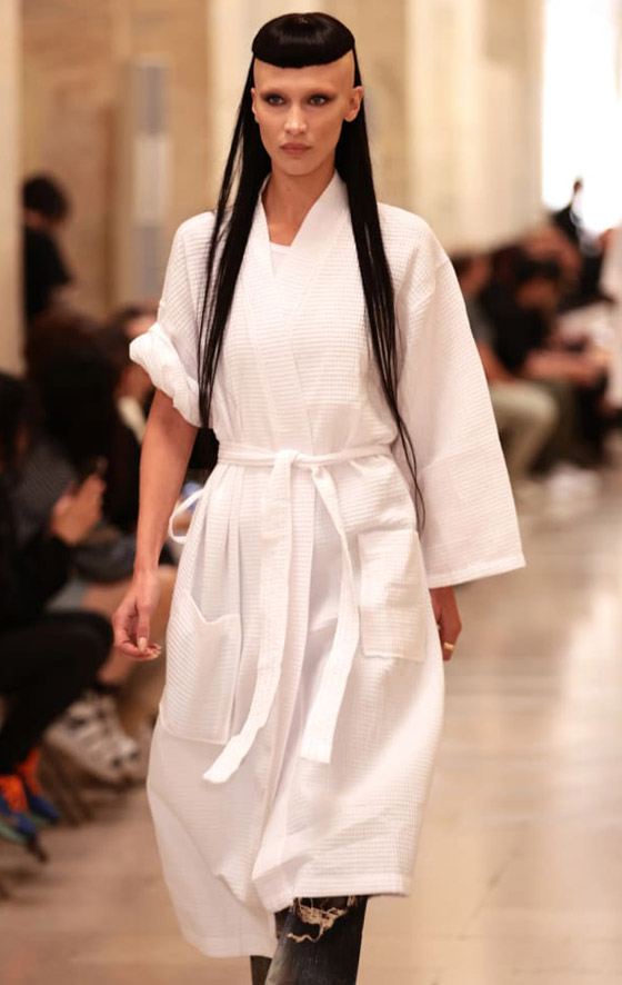 إطلالة غريبة لعارضتي الأزياء الفلسطينيتين جيجي وبيلا حديد: حليقتا الرأس وبحواجب بيضاء!! صور فيديو! صورة رقم 6 إطلالة غريبة لعارضتي الأزياء الفلسطينيتين جيجي وبيلا حديد: حليقتا الرأس وبحواجب بيضاء!! صور فيديو! صورة رقم 6