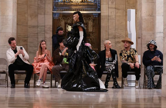 إطلالة غريبة لعارضتي الأزياء الفلسطينيتين جيجي وبيلا حديد: حليقتا الرأس وبحواجب بيضاء!! صور فيديو! صورة رقم 9 إطلالة غريبة لعارضتي الأزياء الفلسطينيتين جيجي وبيلا حديد: حليقتا الرأس وبحواجب بيضاء!! صور فيديو! صورة رقم 9