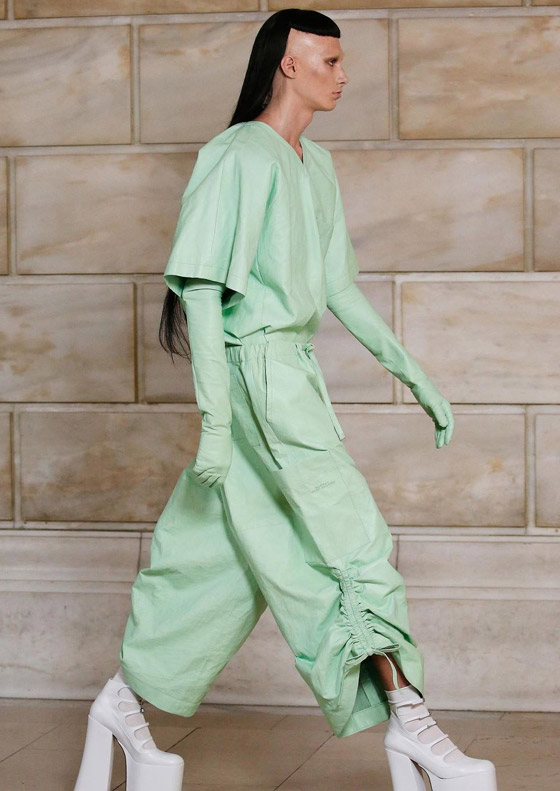 إطلالة غريبة لعارضتي الأزياء الفلسطينيتين جيجي وبيلا حديد: حليقتا الرأس وبحواجب بيضاء!! صور فيديو! صورة رقم 8 إطلالة غريبة لعارضتي الأزياء الفلسطينيتين جيجي وبيلا حديد: حليقتا الرأس وبحواجب بيضاء!! صور فيديو! صورة رقم 8