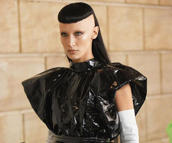 إطلالة غريبة لعارضتي الأزياء الفلسطينيتين جيجي وبيلا حديد: حليقتا الرأس وبحواجب بيضاء!! صور فيديو! صورة رقم 10 إطلالة غريبة لعارضتي الأزياء الفلسطينيتين جيجي وبيلا حديد: حليقتا الرأس وبحواجب بيضاء!! صور فيديو! صورة رقم 10