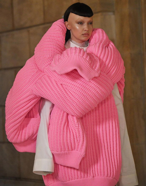 إطلالة غريبة لعارضتي الأزياء الفلسطينيتين جيجي وبيلا حديد: حليقتا الرأس وبحواجب بيضاء!! صور فيديو! صورة رقم 4 إطلالة غريبة لعارضتي الأزياء الفلسطينيتين جيجي وبيلا حديد: حليقتا الرأس وبحواجب بيضاء!! صور فيديو! صورة رقم 4