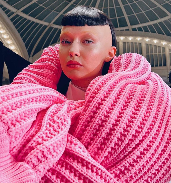 إطلالة غريبة لعارضتي الأزياء الفلسطينيتين جيجي وبيلا حديد: حليقتا الرأس وبحواجب بيضاء!! صور فيديو! صورة رقم 11 إطلالة غريبة لعارضتي الأزياء الفلسطينيتين جيجي وبيلا حديد: حليقتا الرأس وبحواجب بيضاء!! صور فيديو! صورة رقم 11