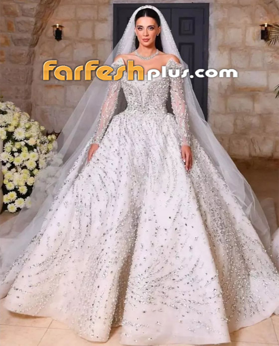 ملكة جمال لبنان بيرلا حلو تخطف الأنظار يوم عرسها.. الفستان بأكمله مطرز بالكريستال صورة رقم 13 ملكة جمال لبنان بيرلا حلو تخطف الأنظار يوم عرسها.. الفستان بأكمله مطرز بالكريستال صورة رقم 13