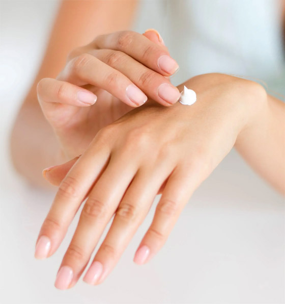 6 خطوات ضرورية للعناية ببشرة اليدين في كل الظروف صورة رقم 2 6 خطوات ضرورية للعناية ببشرة اليدين في كل الظروف صورة رقم 2