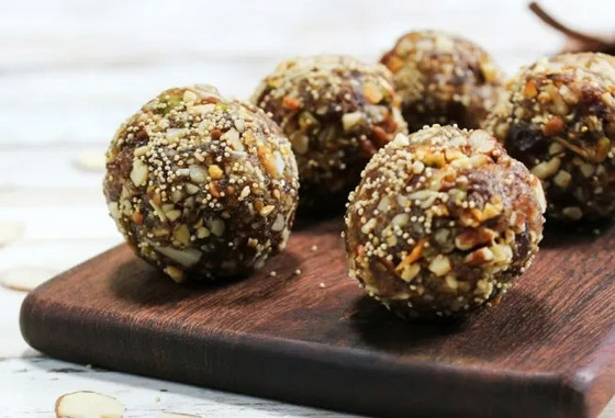 إليكم طريقة تحضير كرات التمر بالجوز والزبيب اللذيذة لضيافة العيد صورة رقم 1 إليكم طريقة تحضير كرات التمر بالجوز والزبيب اللذيذة لضيافة العيد صورة رقم 1