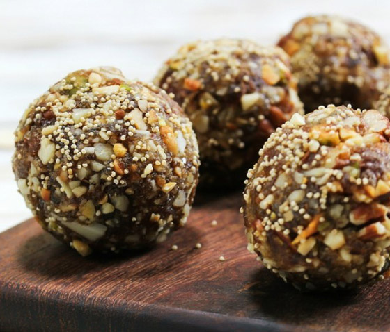 إليكم طريقة تحضير كرات التمر بالجوز والزبيب اللذيذة لضيافة العيد صورة رقم 2 إليكم طريقة تحضير كرات التمر بالجوز والزبيب اللذيذة لضيافة العيد صورة رقم 2