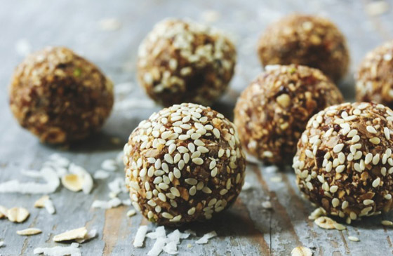 إليكم طريقة تحضير كرات التمر بالجوز والزبيب اللذيذة لضيافة العيد صورة رقم 3 إليكم طريقة تحضير كرات التمر بالجوز والزبيب اللذيذة لضيافة العيد صورة رقم 3