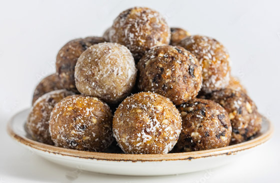 إليكم طريقة تحضير كرات التمر بالجوز والزبيب اللذيذة لضيافة العيد صورة رقم 4 إليكم طريقة تحضير كرات التمر بالجوز والزبيب اللذيذة لضيافة العيد صورة رقم 4