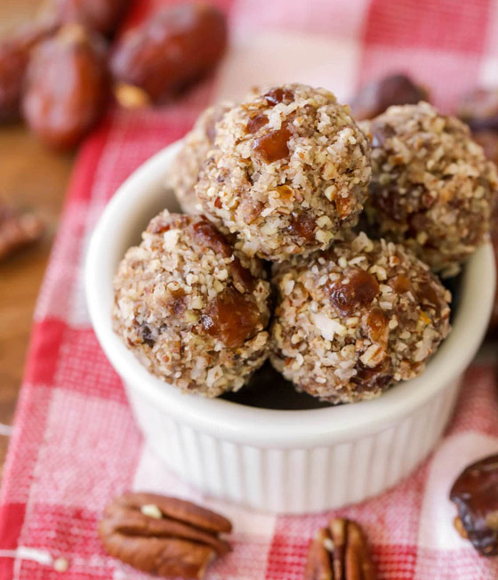 إليكم طريقة تحضير كرات التمر بالجوز والزبيب اللذيذة لضيافة العيد صورة رقم 5 إليكم طريقة تحضير كرات التمر بالجوز والزبيب اللذيذة لضيافة العيد صورة رقم 5