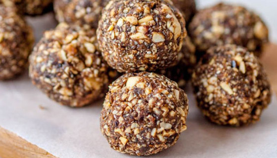 إليكم طريقة تحضير كرات التمر بالجوز والزبيب اللذيذة لضيافة العيد صورة رقم 6 إليكم طريقة تحضير كرات التمر بالجوز والزبيب اللذيذة لضيافة العيد صورة رقم 6