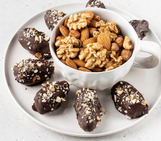 تمر محشو بالمكسرات ومغطى بالشوكولاتة الداكنة لضيافة عيد الأضحى صورة رقم 1 تمر محشو بالمكسرات ومغطى بالشوكولاتة الداكنة لضيافة عيد الأضحى صورة رقم 1