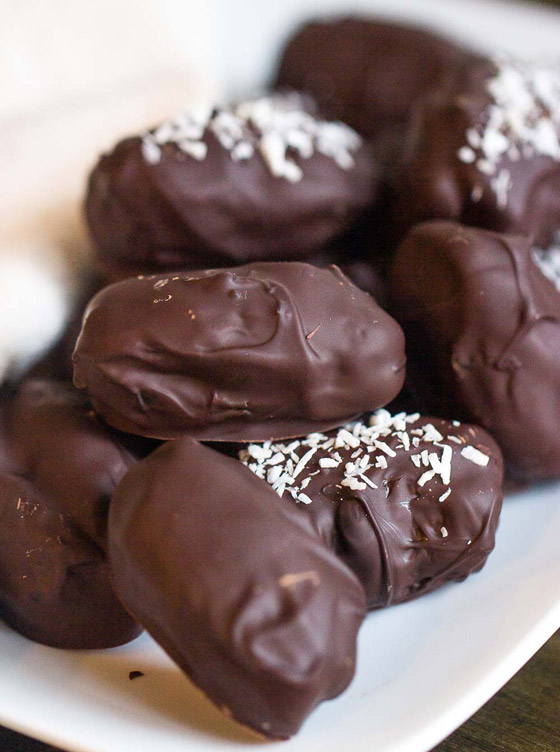 تمر محشو بالمكسرات ومغطى بالشوكولاتة الداكنة لضيافة عيد الأضحى صورة رقم 3 تمر محشو بالمكسرات ومغطى بالشوكولاتة الداكنة لضيافة عيد الأضحى صورة رقم 3