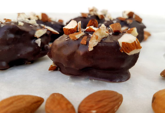 تمر محشو بالمكسرات ومغطى بالشوكولاتة الداكنة لضيافة عيد الأضحى صورة رقم 4 تمر محشو بالمكسرات ومغطى بالشوكولاتة الداكنة لضيافة عيد الأضحى صورة رقم 4