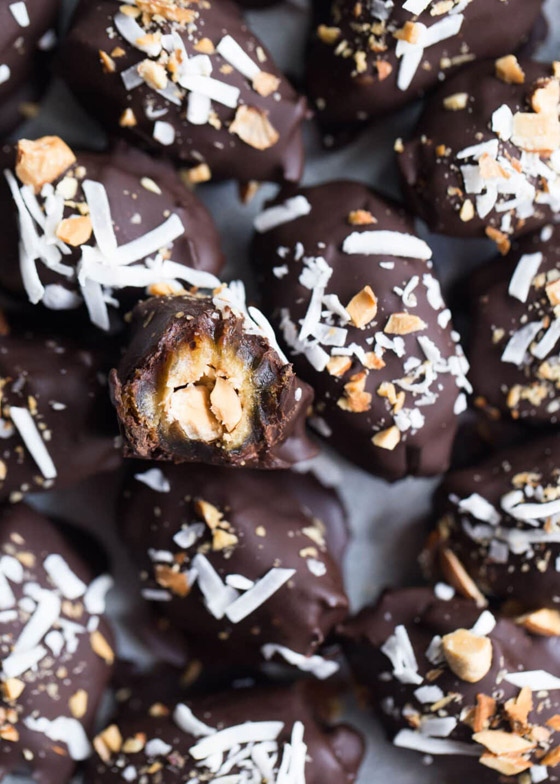 تمر محشو بالمكسرات ومغطى بالشوكولاتة الداكنة لضيافة عيد الأضحى صورة رقم 5 تمر محشو بالمكسرات ومغطى بالشوكولاتة الداكنة لضيافة عيد الأضحى صورة رقم 5