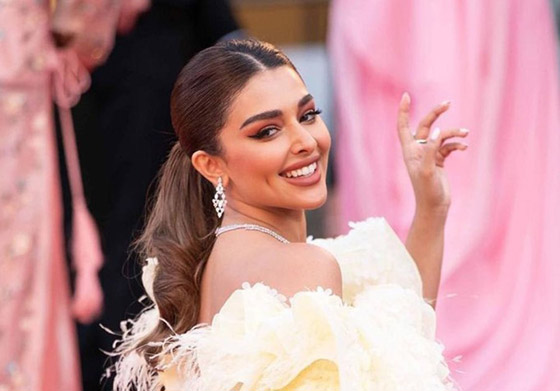 لإطلالة مُذهلة.. تسريحات مميزة لأخت العروس صورة رقم 2