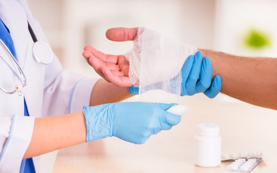 المعجون والثلج.. أخطاء شائعة عند الإصابة بالحروق تزيد الخطر صورة رقم 1 المعجون والثلج.. أخطاء شائعة عند الإصابة بالحروق تزيد الخطر صورة رقم 1