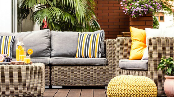 الوسادة الملوّنة.. أسهل طريقة لتغيير ديكور منزلكِ صيفاً صورة رقم 2