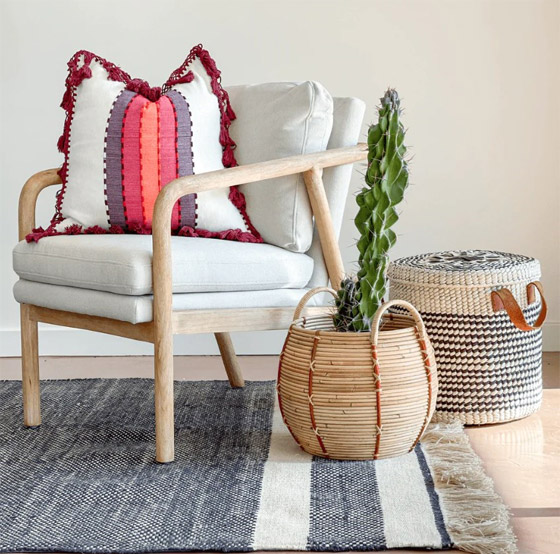 الوسادة الملوّنة.. أسهل طريقة لتغيير ديكور منزلكِ صيفاً صورة رقم 3