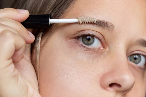 6 نصائح من الخبراء لتعزيز نمو حاجبيك صورة رقم 1