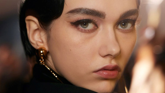 صيحة الحواجب المبعثرة في صيف 2022 صورة رقم 1