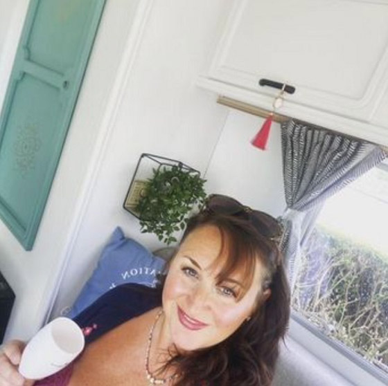 تحول كارافاناً اشترته من فيس بوك لمنزل جميل صورة رقم 1