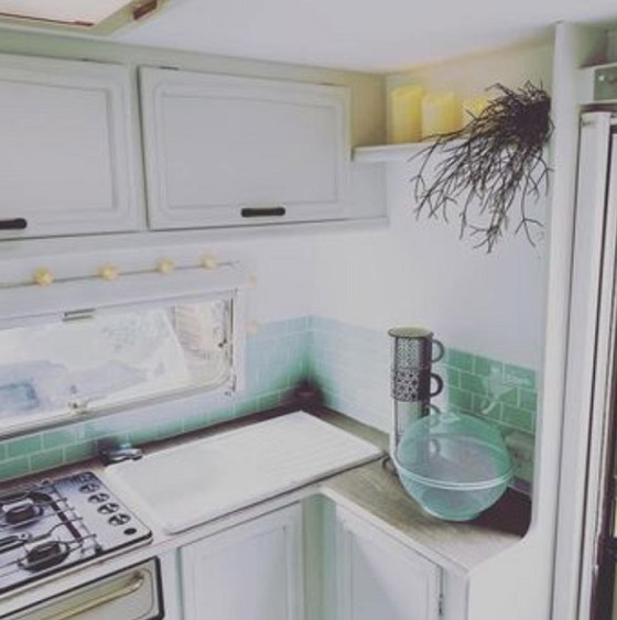 تحول كارافاناً اشترته من فيس بوك لمنزل جميل صورة رقم 3