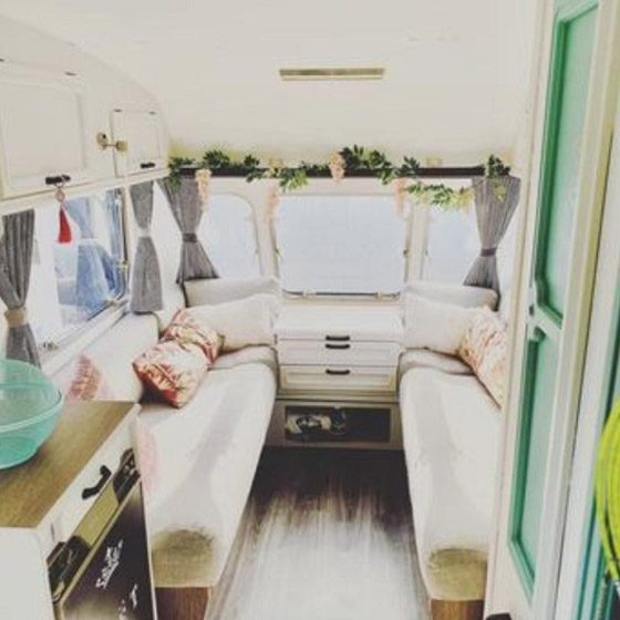 تحول كارافاناً اشترته من فيس بوك لمنزل جميل صورة رقم 4